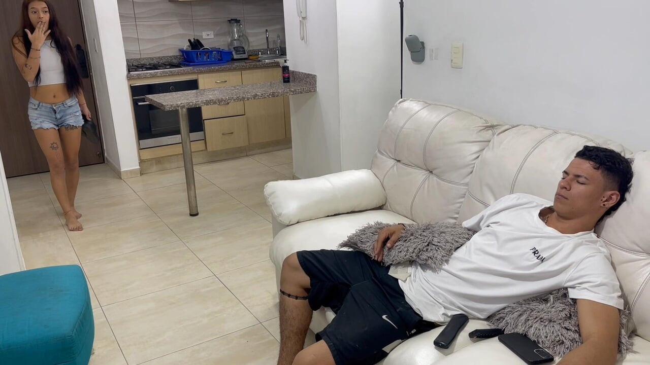 Küçük üvey kız kardeşim bir partiden sonra geç geliyor ve ceza olarak götüne gelene kadar onu sert sikiyorum.