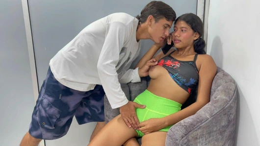 Büyük götlü oda arkadaşım her gün erkek arkadaşıyla cep telefonuyla ve evin oturma odasındayken oda arkadaşımla konuşuyor