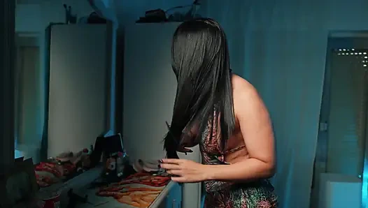 Erkek arkadaşı ve sevgilisi onu ayağa kaldırdığı için dildoya biniyor