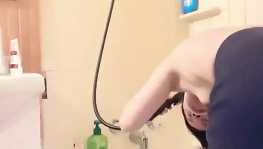 Hana küvette kıllarını yıkıyor küçük memeli çok güzel