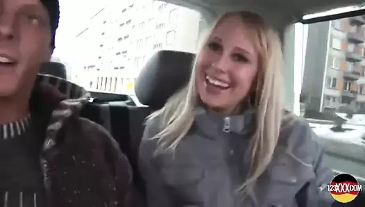 Almanya'dan egzotik sarışın hatun arka koltukta harika vakit geçiriyor