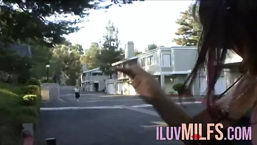 Küçük memeli iki lezbiyen sert seks yapıyor