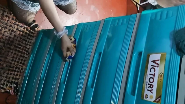 Azgın hizmetçimi sikiyorum ve onu yarağıma bindiriyorum