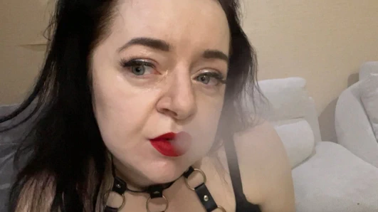 Doğrudan kamerada vaping ve büyük göğüslerine dokunma - metres lara