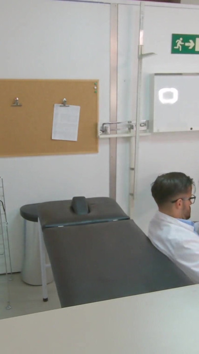 Seksi ve sevimli bakire genç kız yaşlı doktor jinekolog tarafından bu sıkı pembe amcık için büyük yarakla sikiliyor gerçek orgazm oluyor | Klip 1