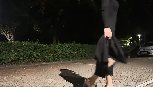 Kadın kılıklı seksi kıyafetiyle açık havada yürüyor