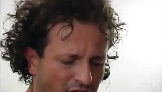 Siyah çoraplı sürtük Euro Monika anal seks