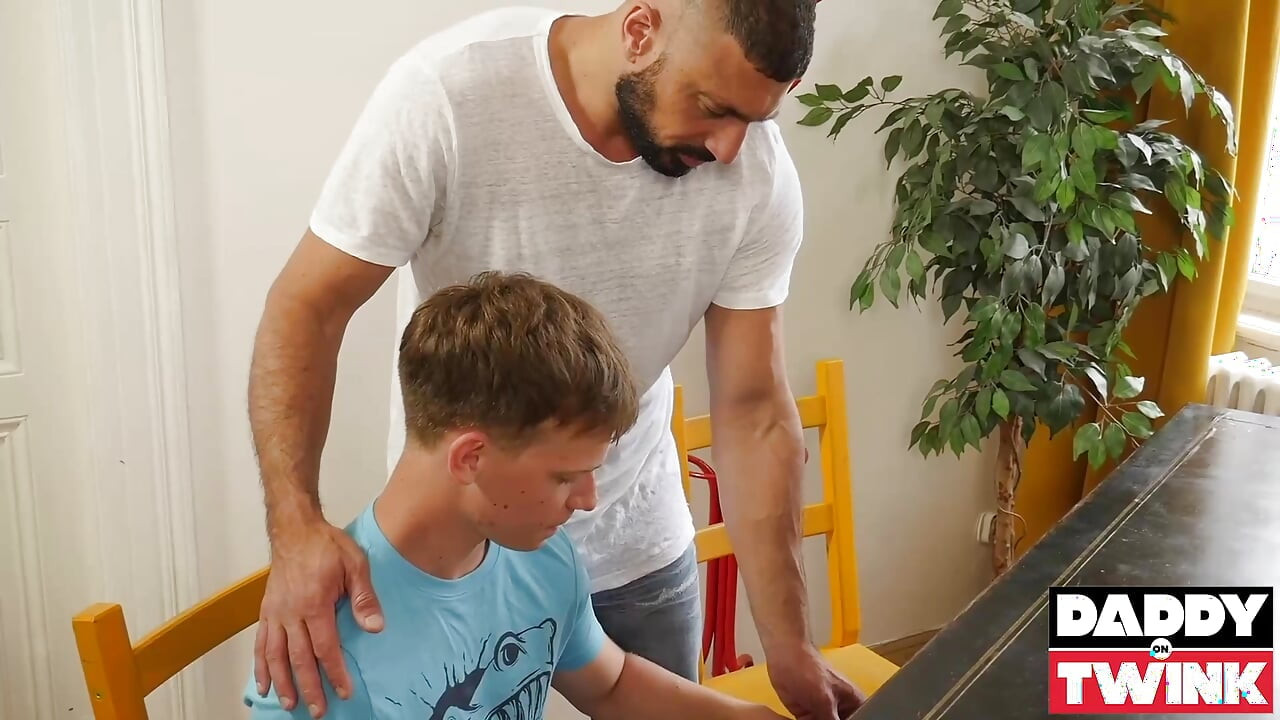 Daddyontwink marco napoli piyano odasında Jacob Dolce'u sikiyor