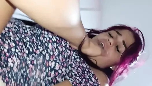 Kocam işe gittikten sonra komşumu sikişmeye davet ediyorum