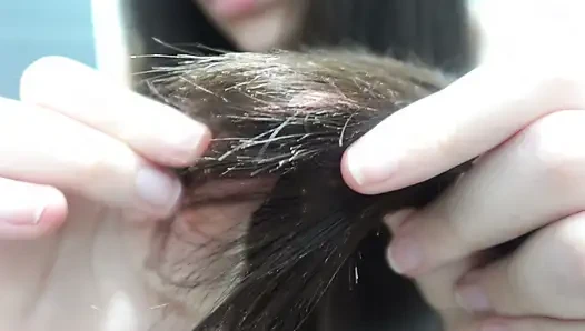 Hintli bir kız saçlarını çıplak taraklıyor, sonra saçlarını tararken asmr videosu çekiyor, sonra yakın çekim gösteriyor ve asmr yapıyor