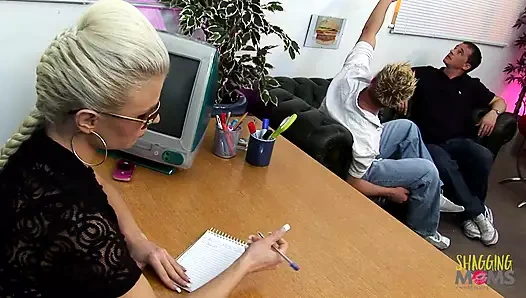 İyi görünümlü kızlar birlikte birden fazla sert yarakla oynuyor