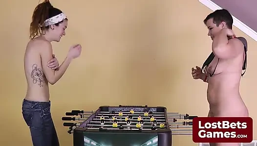 Striptizli bir langırt oyunu sonunda şaplak atma sözü veriyor