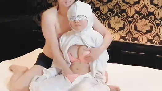 Temiz giysiler ve parmaklar içinde büyük memeli bir müfettişin kıyafetlerini çıkarıyor. Ev yapımı amatör kişisel fotoğrafçılık kawasaki jk