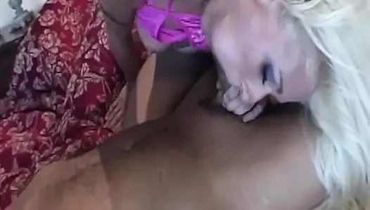 Sarışın orta yaşlı seksi kadın büyük zenci yarağıyla sert sikişiyor