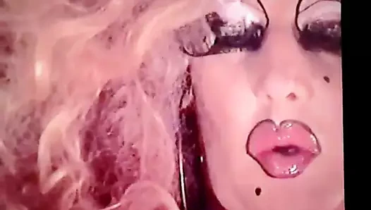 Kırmızı dudaklar dragqueen sigara içiyor