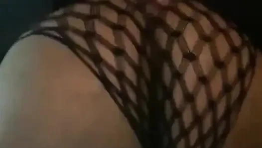 Götümü sallıyorum zıplıyor sallayarak büyük göğüslerimi sıkıyor