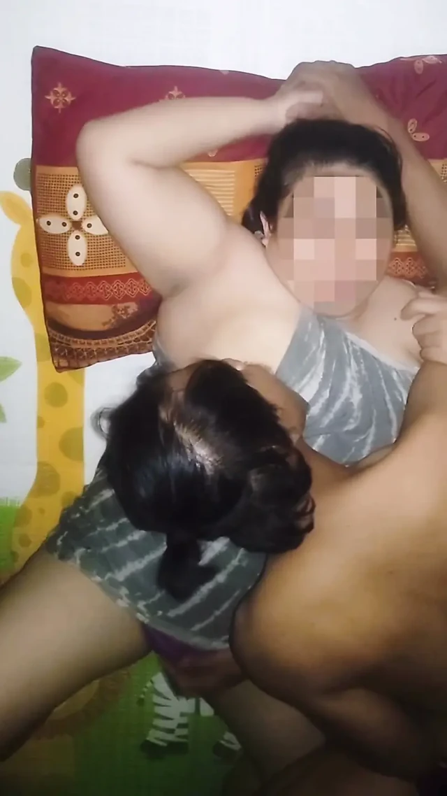 Komşunun karısı inanılmaz azgın. Tombul amcığı sikilmek istiyor.