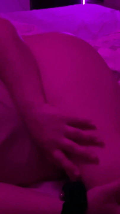 Azgın üvey annemi büyük götlü ve büyük göğüslü mastürbasyon yaparken yakaladım, sonra cinsel isteğini tatmin etmek için adım annemi becermek zorunda kaldım | Klip 1