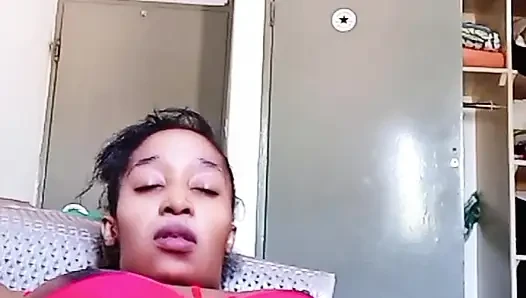 Beni pencereden izliyor