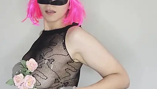 Çok iyi hissediyorum! Büyük göğüslerim ve yavru kedi maskem eğleniyor