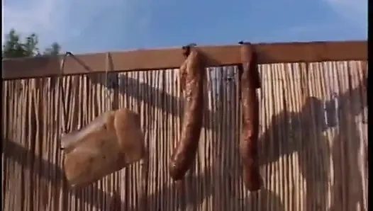 Büyük memeli piliç açık havada adamın götünü yalıyor ve sikiyor