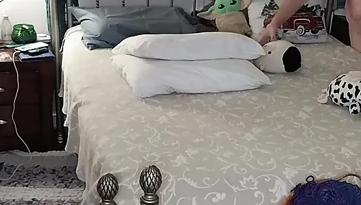 Ateşli orta yaşlı seksi iri güzel kadın yatağını yapıyor sonra mastürbasyon yapıyor ve iyi bir orgazm oluyor!
