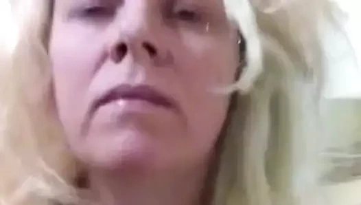 Şarkı söylemek. bir miley şarkısı