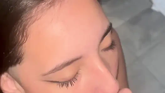 Küçük sürtük büyük yarağı emiyor