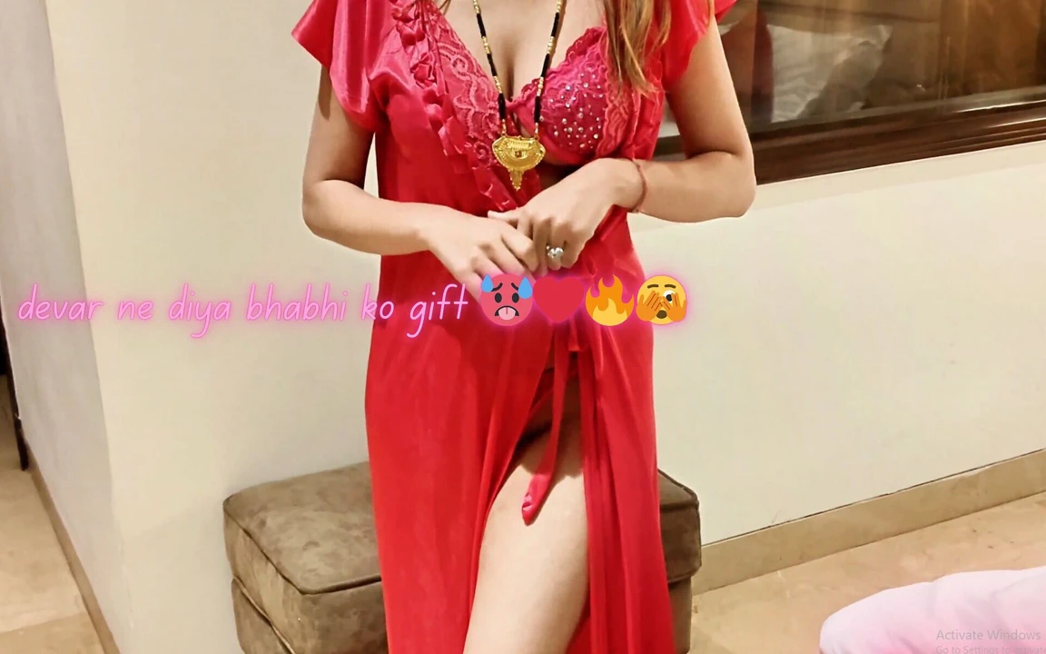 Devarım bana yeni şeffaf iç çamaşırıyla sürpriz yapıyor ve beni sert sikiyor. Kocam başka bir odadayken.