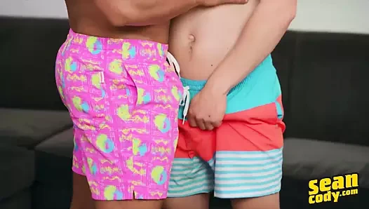 Robbie sert bir sikişten sonra josh'a yüz bakımı yapıyor - sean cody