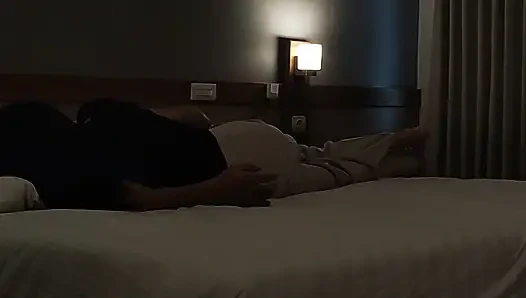 ZATEN BIR KıZ ARKADAŞı OLMASıNA RAĞMEN OM ILE OKULA GERI DÖNÜYOR