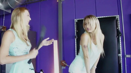 Nina Hartley ve Natasha Starr ile lezbiyen üçlü seks