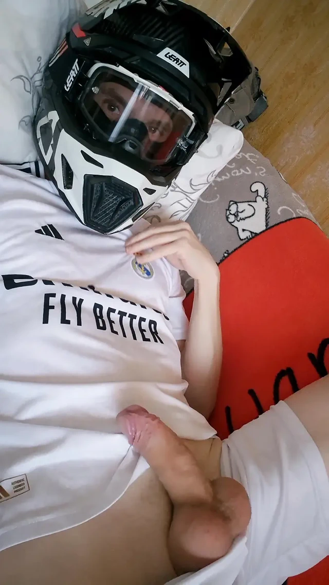 Adam futbol üniforması giyiyor ve sabah dölüyle mxhelmet