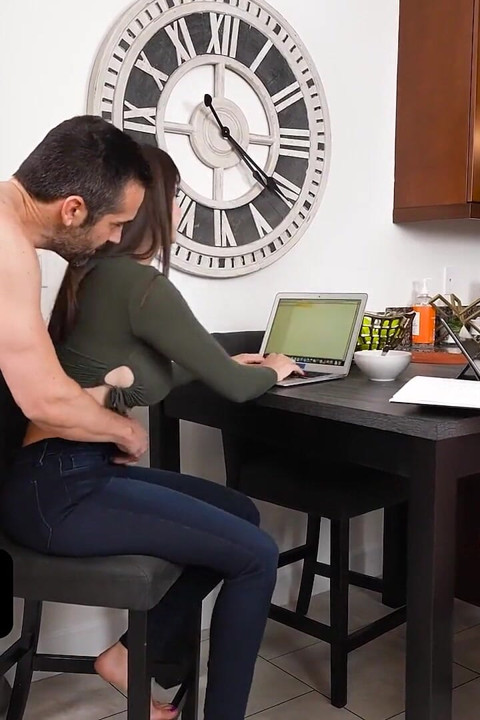Orta yaşlı seksi kadın lexi luna ve blair hudson ateşli üçlü grup sekste yarağı paylaşıyor