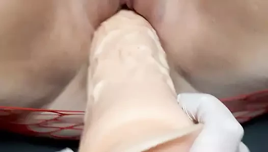 Büyük yapay penis ve yumruk