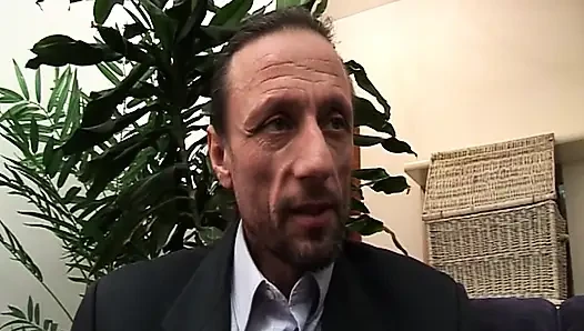 Azgın orta yaşlı seksi kadın ateşli sikişte zonklayan yarakla genişliyor
