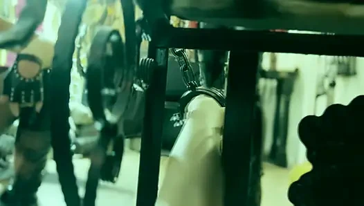 Merhametsiz palmiye dayağı - kısıtlanmış köle