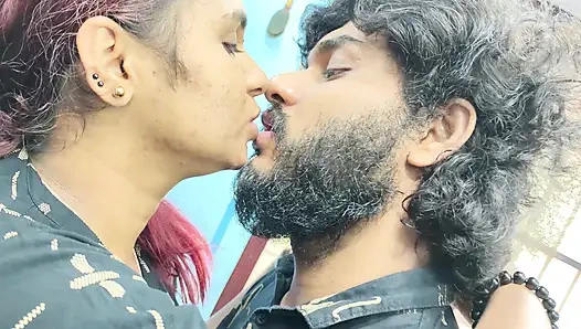 Горячий замок губ с поцелуем с языком