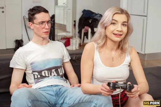 Sis.porn. traş muff ile sarışın kız sevgilisi tarafından kambur olduğunu