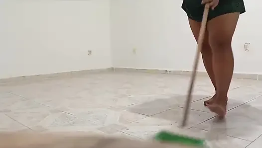 Tombul komşu yeni dairesini temizliyor