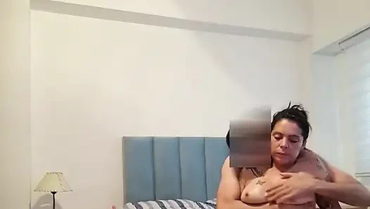 Duşumu yağlı meme oyunuyla mahvetti ve özrü sert bir sikişti