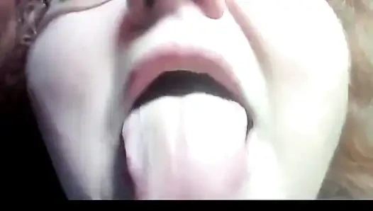 İri güzel kadın senin için nake dudaklarını ve ağzını öpüyor ve senin için dudaklarını yalıyor yakın çekim klip veriyor!