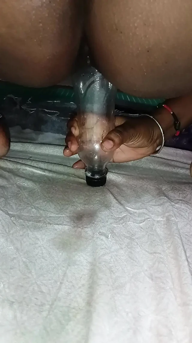Bhabhi Ne apne hathon chut me botal dal diya