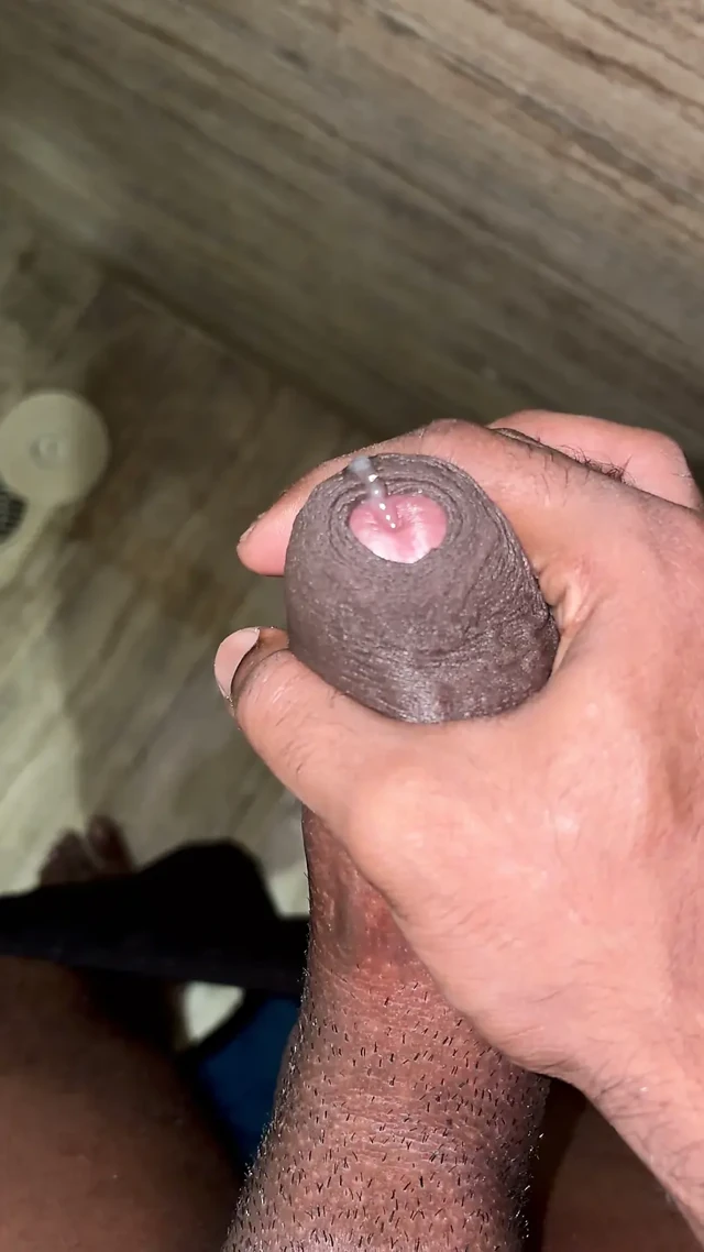 Bak bu kalın sikine. Gel biraz eğlenelim bebeğim