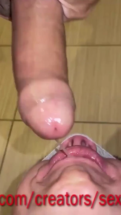 Обязательный для просмотра момент из "Блондинка сучка Лили жестко трахается глубоко в глотку, и она лижет задницу Clenotano. Сперма брутально на "