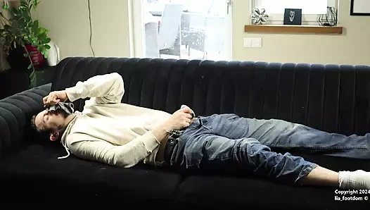 Ev arkadaşım çoraplarımla yakalandı!