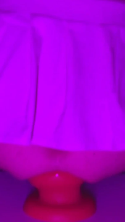 Kısa etekli Sissy Kız 12 santim kalınlığındaki dev anal tıkaçta zıplıyor | Bölüm 1