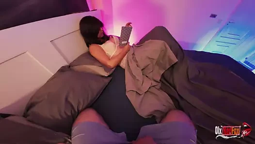 Tatlı üvey annemle aynı yatağı paylaşıyorum. Yatmadan önce ziyarete geldim ve üvey annemin amını siktim. amına boşalma