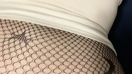 Белую девушку с большой шикарной задницей трахают раком в чулках-сеточках