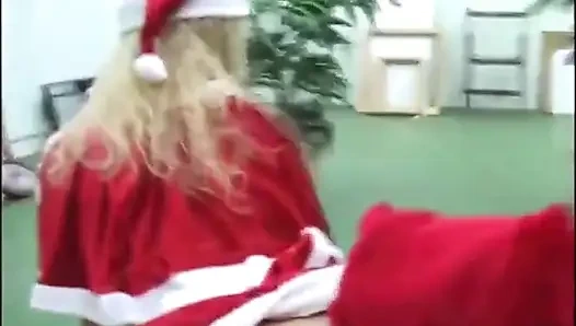 Noel Baba ile kostümlü sikiş seansı. Bayan Clause, yarağını emiyor, sikiyor ve domalıyor